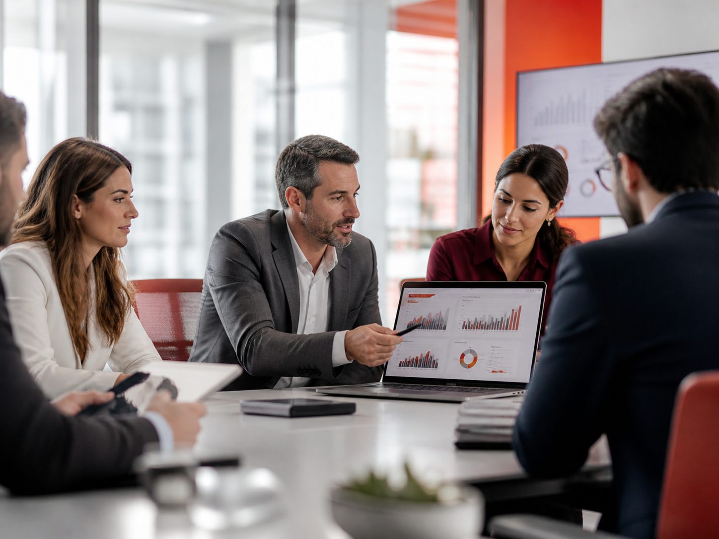 Equipo en reunión de consultoría tecnológica